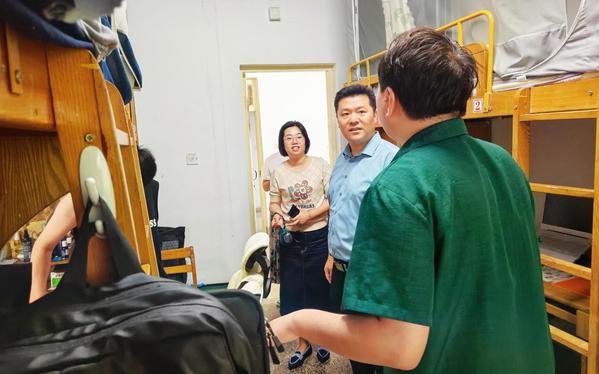 艺术学部领导班子走访学生宿舍